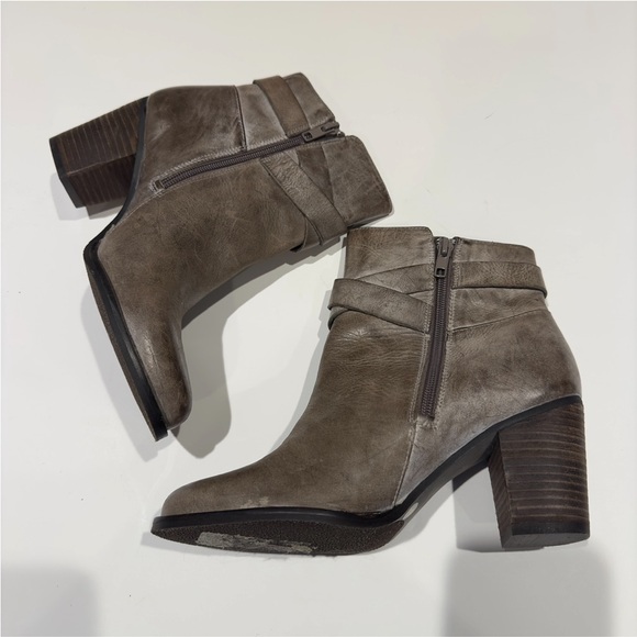 Arturo Chiang Sanya Distressed brown booties - Picture 2 of 6